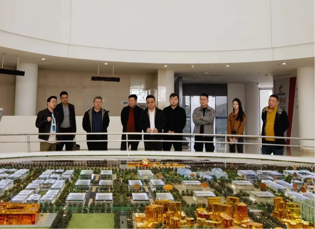 洽谈合作共谋发展香港兴业等外贸企业家一行考察兰州新区综合保税区